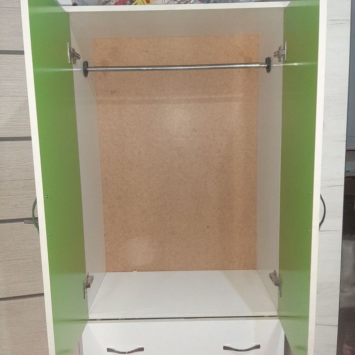 спалний горнитур,  детский шкаф и парта с стулчикам состаяние хорошо