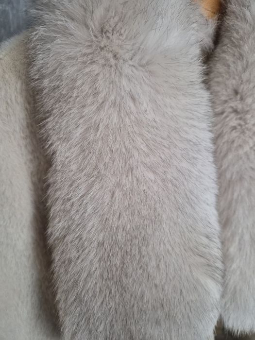 Луксозно дълго палто от естествен и богат косъм от лисица