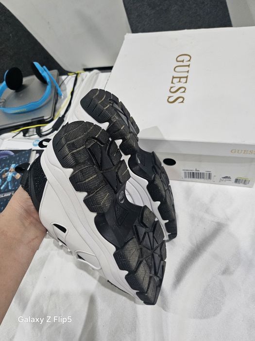 Сникърси на Guess