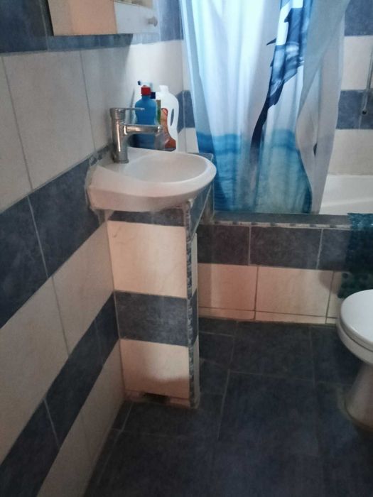 1582-Двуетажна къща със санитарни помещения на всеки етаж в кв "Варош"