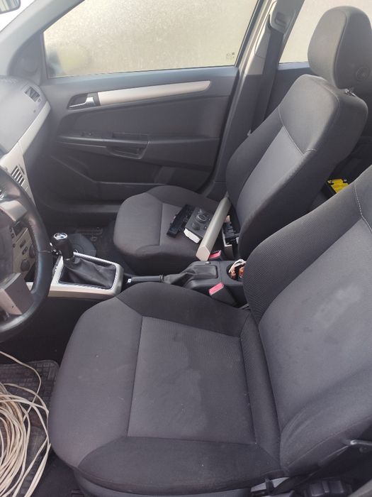 Dezmembrez Opel Astra h 16 benzină