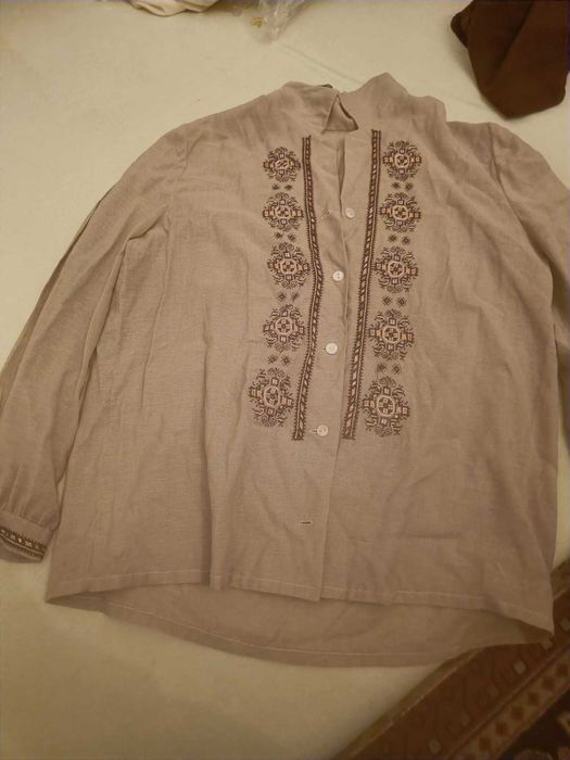 Costume populare lucrate manual.