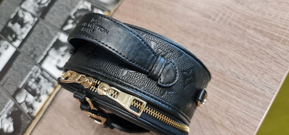 Geanta Louis Vuitton neagra 180 lei