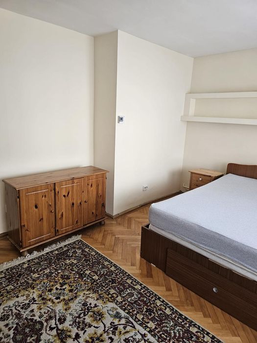 Închiriez apartament cu centrala !