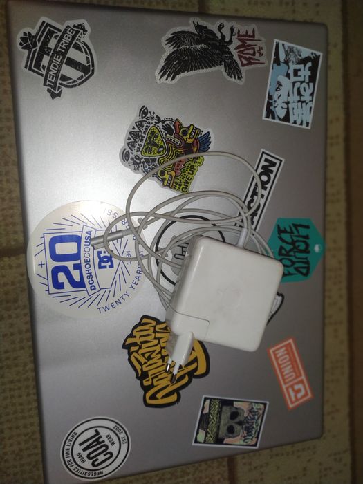 Продам  МакБоок Про  17  требует ремонта