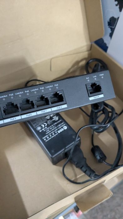 Switch 9 porturi din care 8 Poe Dahua