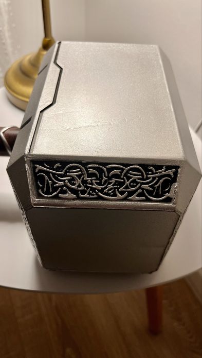 Vând ciocanul lui Thor (Mjolnir)