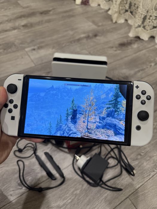 Продам Nintendo Switch OLED