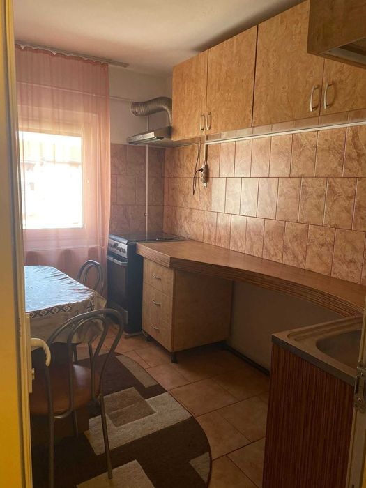 Se vinde apartament cu doua camere complet utilat si mobilat in Topoloveni strada parcului .
