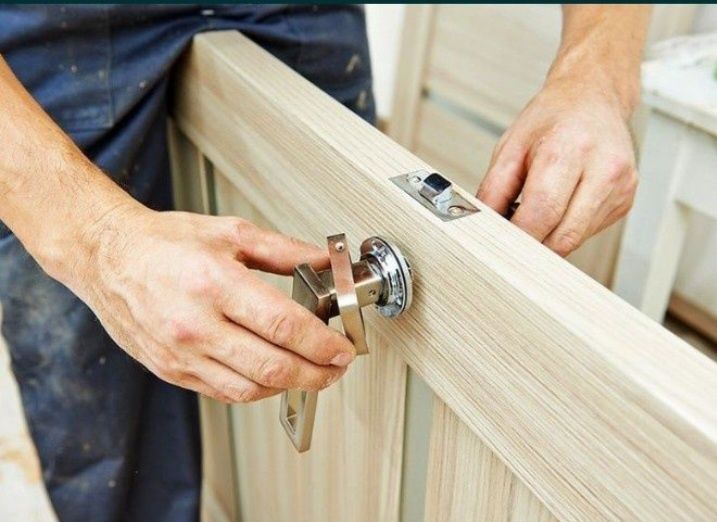 Есік орнату.  установка двери.