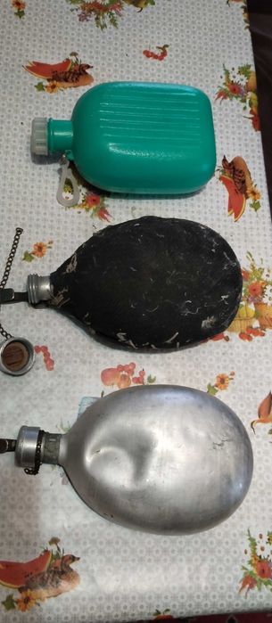 3 манерки за вода и 5 стъклени бутилки 0.7л със дървена стълба