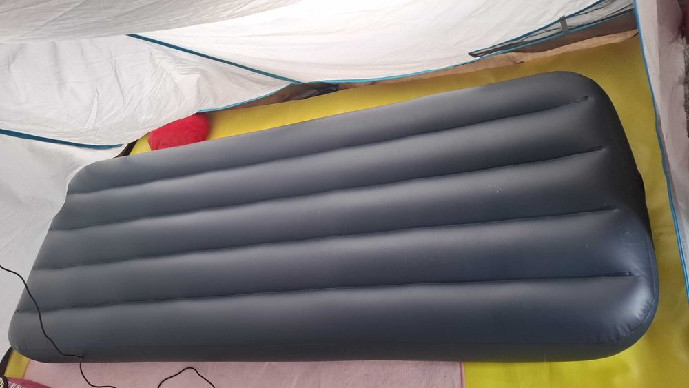 Saltea gonflabila INTEX pentru o persoana. dimensiuni: 191x76x25 in stare foarte buna (pentru camping , plaja, apa).