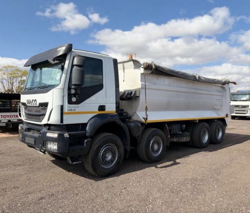 Angajez sofer camion 8x4 iveco 2017 salariu 6500 lei/luna sau 350 lei/zi