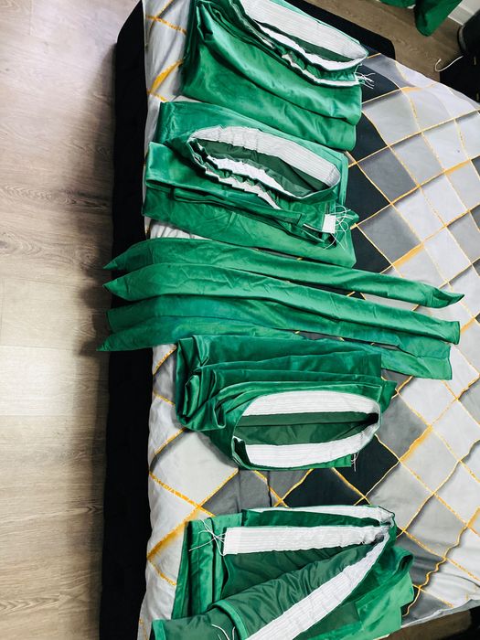 Draperii verde smarald