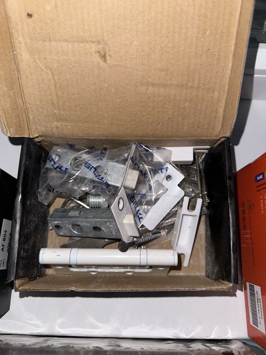 Дверь с ручками, ламинат новый упаковка