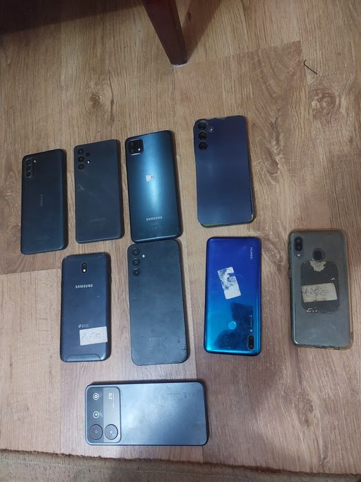 Vand telefoane de piese placa bună și bateria display-urile sparte