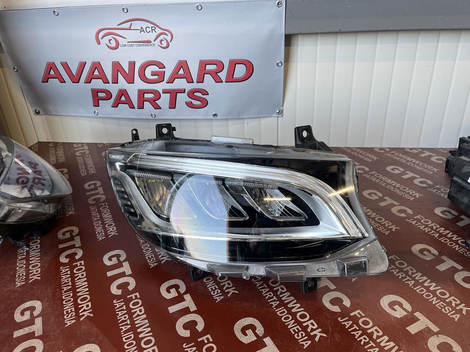 3 броя десен и 1 ляв фар Mercedes Sprinter W910 Full Led