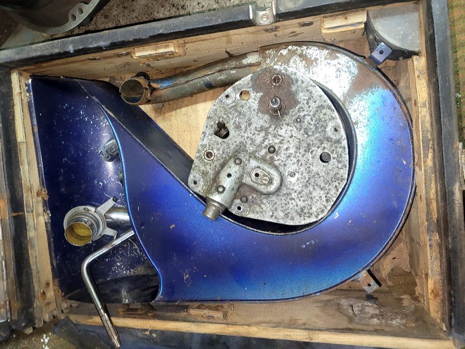 Патефон ручной отдам