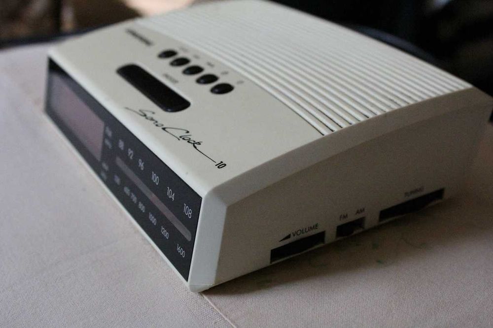 Радио часовник Grundig