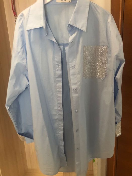 Синя риза с кристали размер S обаче е по голяма