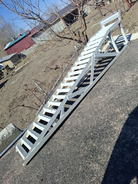 Эстокада и два поддомкратника