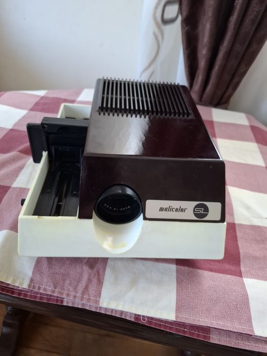 Proiector german anii "80 perfect funcțional, in geanta originala originala după cum se poate observa in fotografii. Este un aparat destul de robust ,