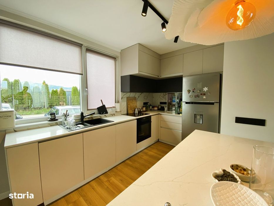 Duplex cu 4 camere 2 bai si curte libera 200 mp in Cisnadie