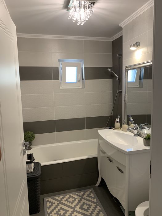 Vand sau închiriez apartament 4 camere /2 bai