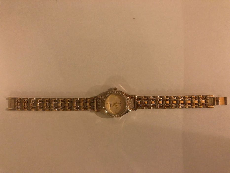 Дамски стилен златен часовник с инкрустация с марката Omaki