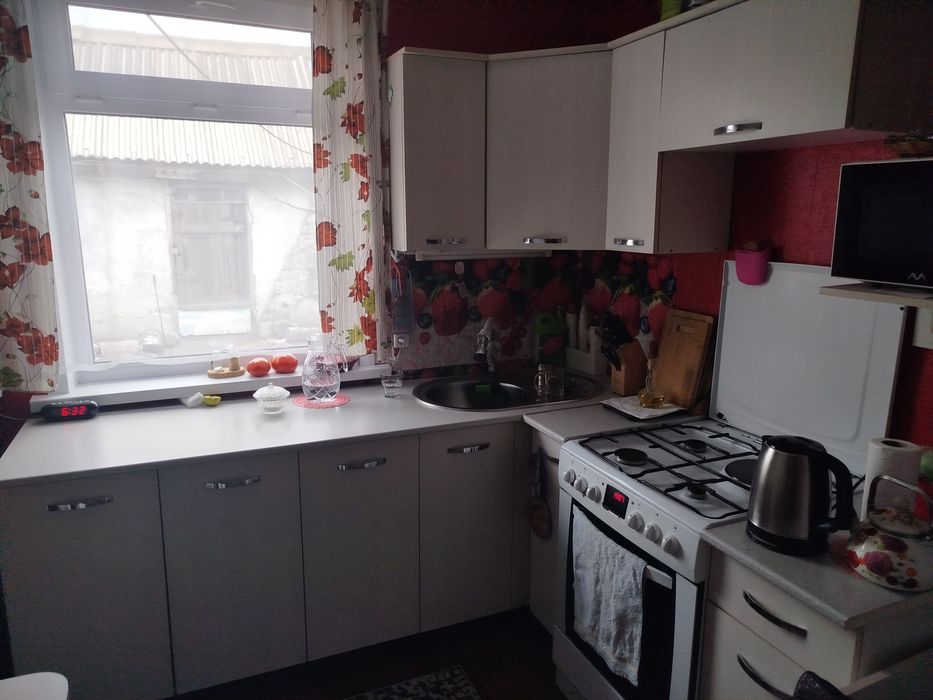 Кухонные шкафы и стол + табуретки (4шт)