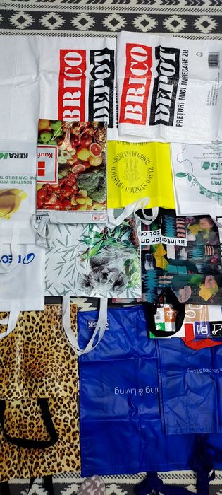 12 sacoșe și 5 saci rafie,noi