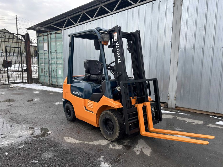 Вилочный погрузчик (кара)