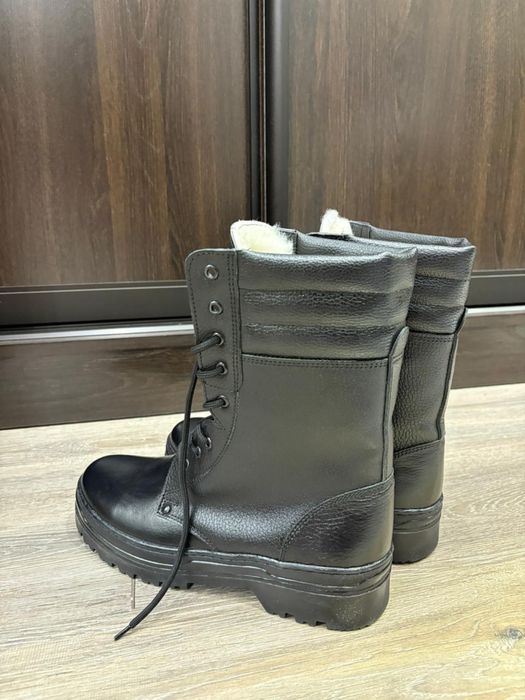 Продам ботинки с высоким бертцем