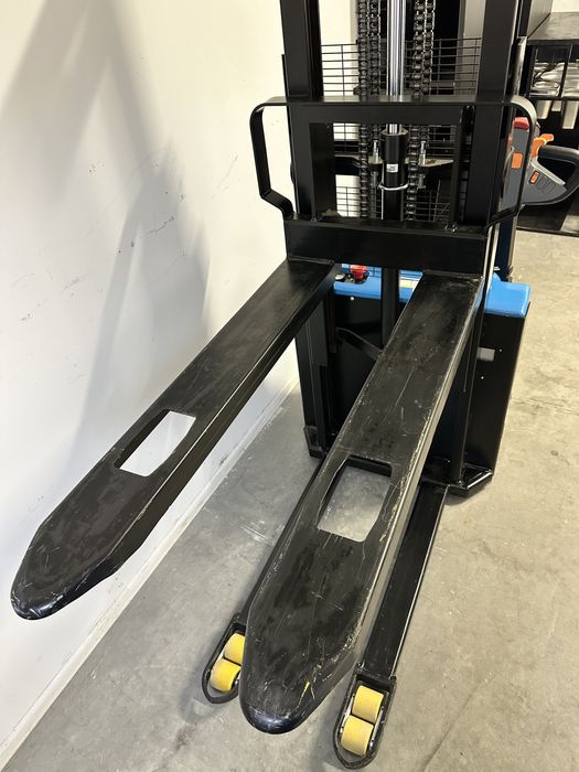 Vand liza electrica cu catarg aproape noua