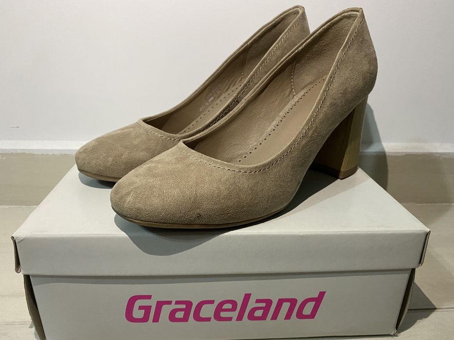 Vând pantofi bej cu toc