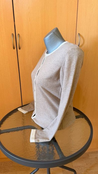 Женска жилетка Италия.Размер М/S.20% Kaшмир, 10%коприна,