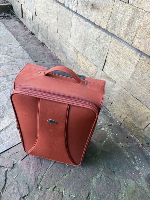 Оранжев куфар - захабен, но здрав