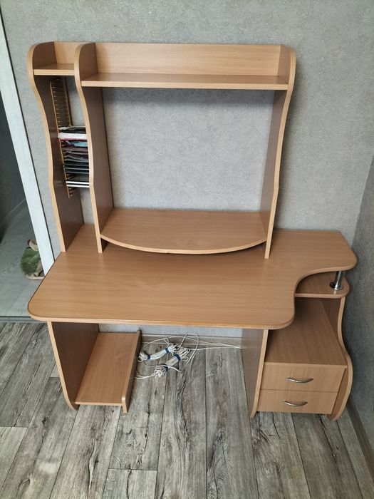 Стол с компьютером