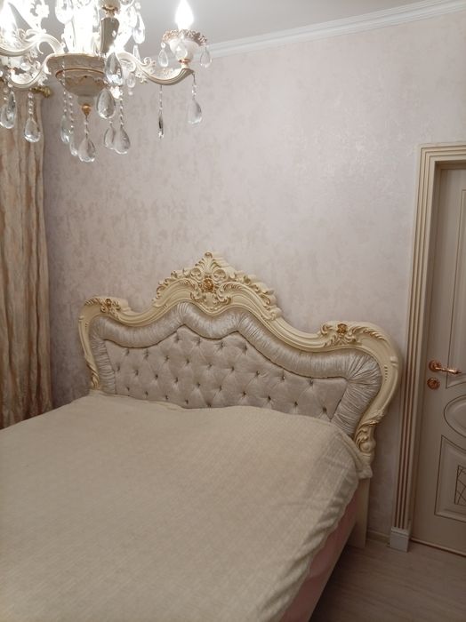 Кровать двуспальная с матрасом