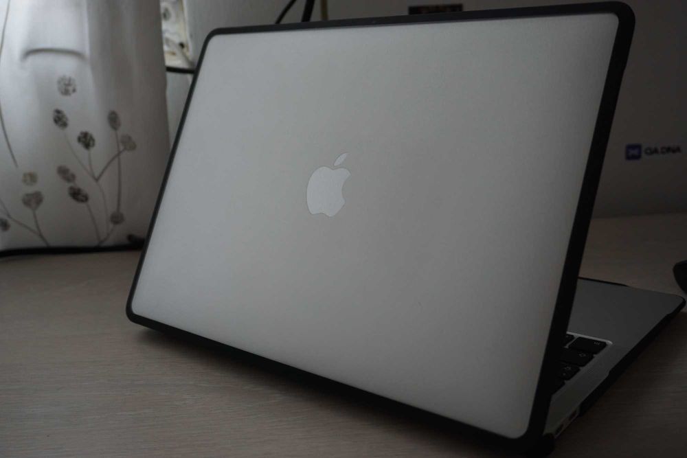 MacBook Air 13" 2020, 8GB RAM, 256GB SSD