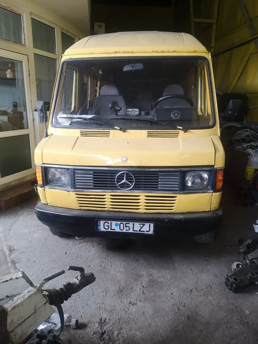 Vând microbuz Mercedes model 207  motor 2.2 diesel