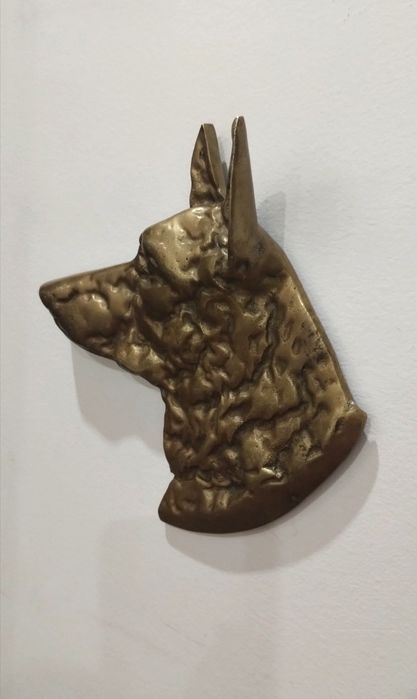 Много красива и впечатляваща глава на куче от бронз.