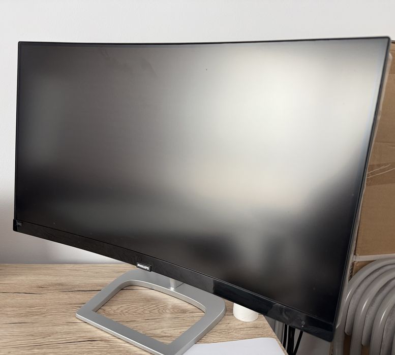 Monitor Philips Curbat 23.6”