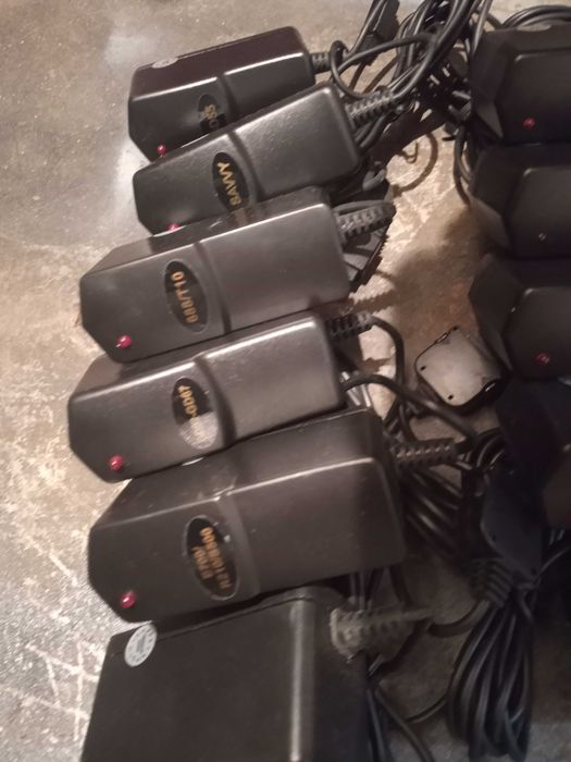 Зарядни за телефони.