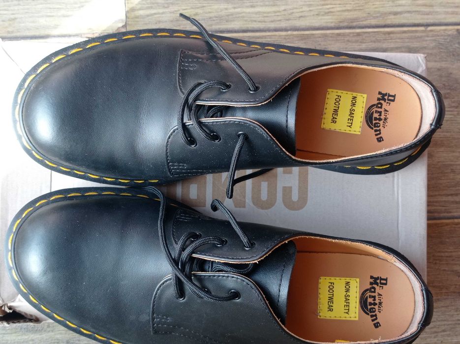UK9.5 Нови Обувки Dr. Martens Black
