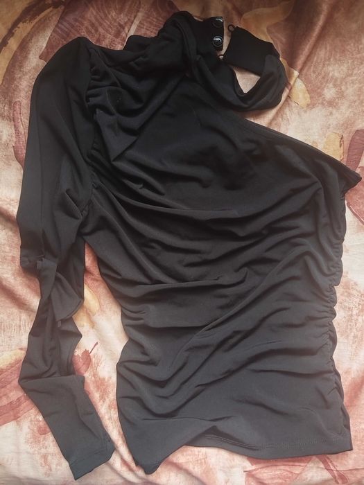 Интересна блузка с един ръкав