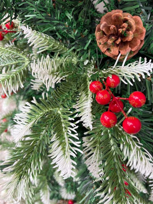 Коледна елха Бор, заснежена, с декорация, с шишарки