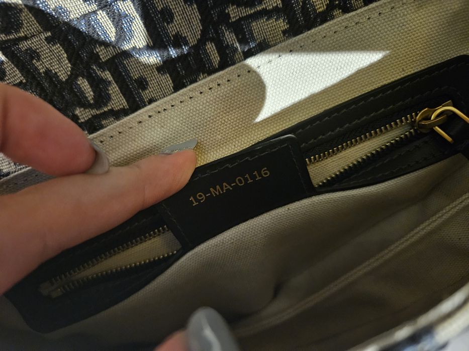 Geanta Dior, noua, din piele, exact ce este in magazin Dior