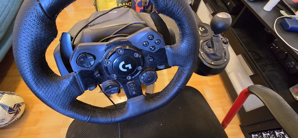 Logitech G923 PlayStation și suport metalic
