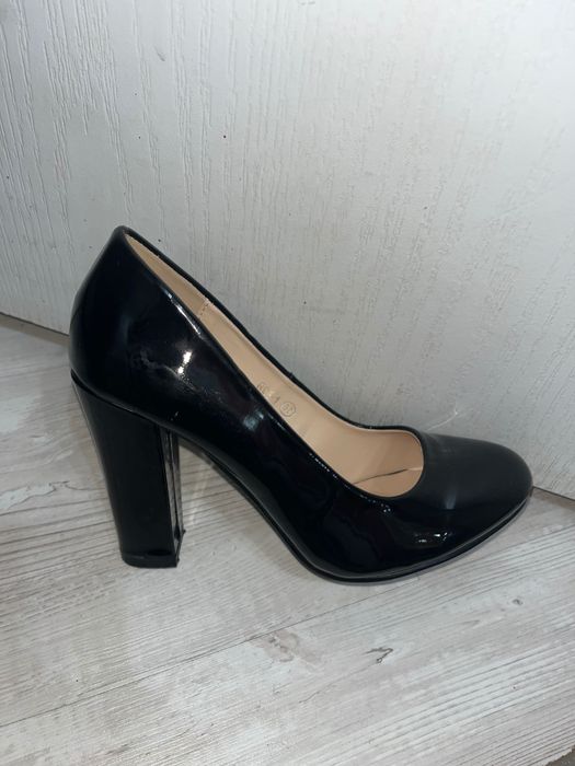 Дамски лачени обувки на ток